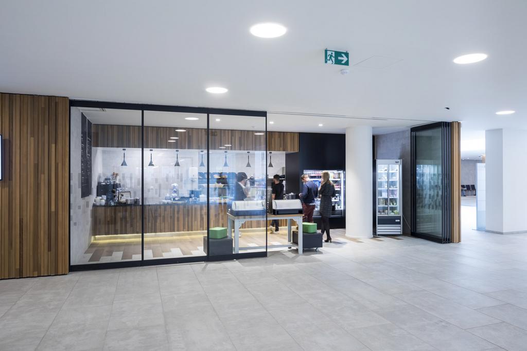 BREEDVELD G10K - mooie glaswand afscheiding van horeca gedeelte