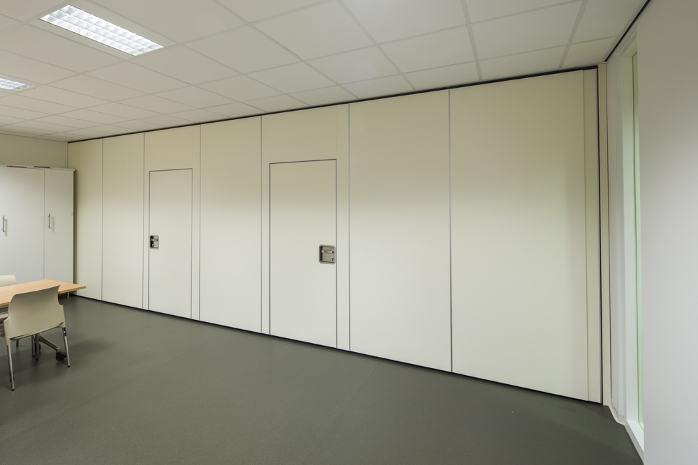 BREEDVELD P90 - spreekkamers in T - gesloten ruimte met deuren