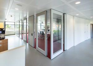 BREEDVELD G90 Glaspaneelwand onder een hoek