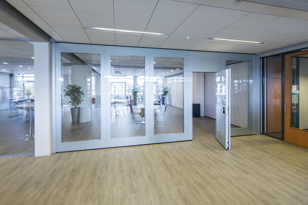 BREEDVELD G90 strakke glas paneelwand in het grijs