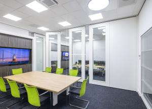 Mobiele paneelwand P110gl met grote glasopeningen - half open