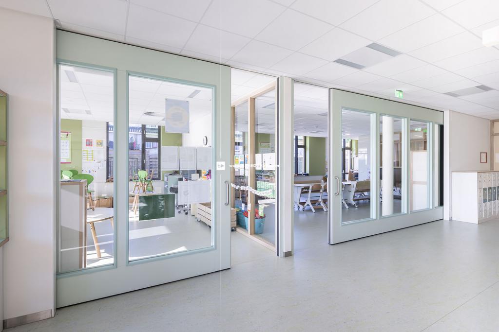 BREEDVELD S110gl - brede doorgang op school